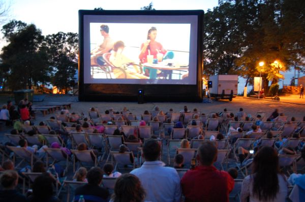 Праздничная акция KinAds - Кинотеатр на шезлонгах - показ фильмов на прибрежных курортах